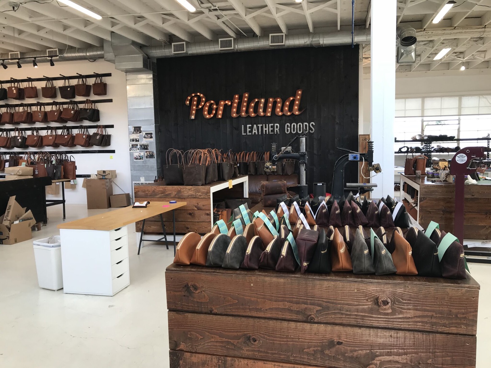 皮革工厂与样品展示
